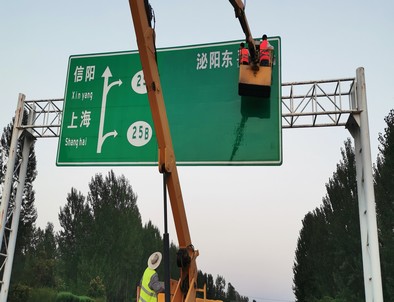 青海青海河南交通标牌