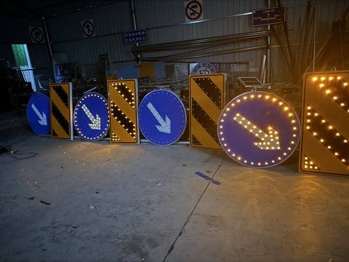 青海青海河南太阳能自发光交通路标牌厂家